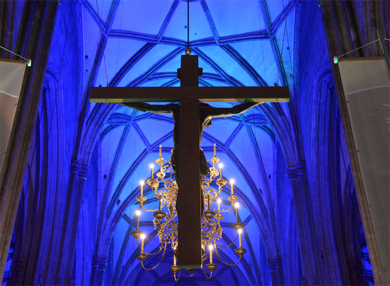 Stephansdom-Gottesdienst mit über 1.000 jungen Spaniern und 20 Bischöfen am Montag. Gruppen aus allen Kontinenten in Wiener Pfarren.