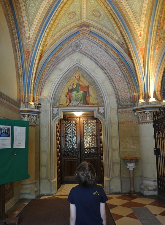 Eingang durch eine 'Kapelle'