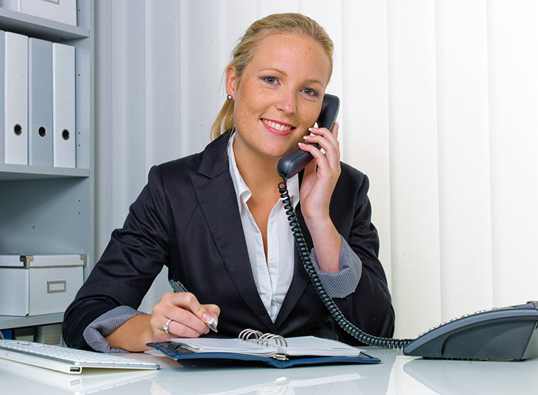 Frau am Telefon
