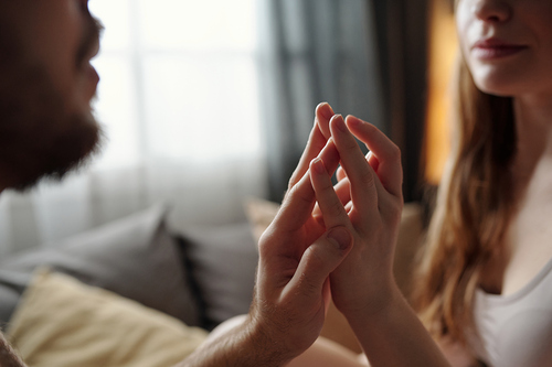 Liebespaar hält sich die Hände 