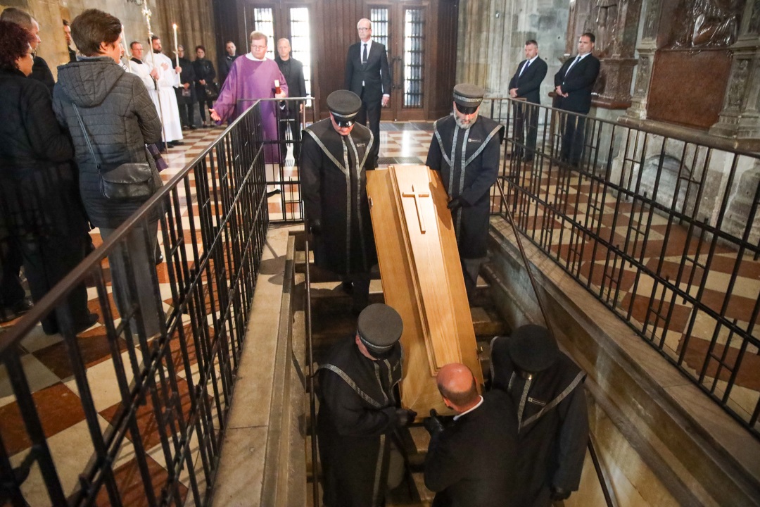 Mit einem feierlichen Requiem im Wiener Stephansdom haben Kirche, Staat und Gesellschaft vom früheren Wiener Weihbischof Helmut Krätzl Abschied genommen.